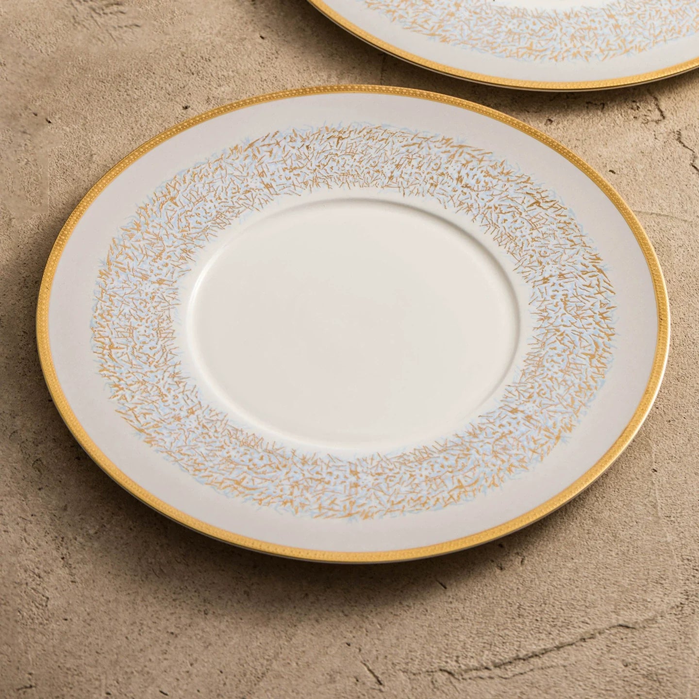 Sky-Blue Wide-Rim Hand-Painted Porcelain Plate – Luxury Gold-Edged Dinnerware-3