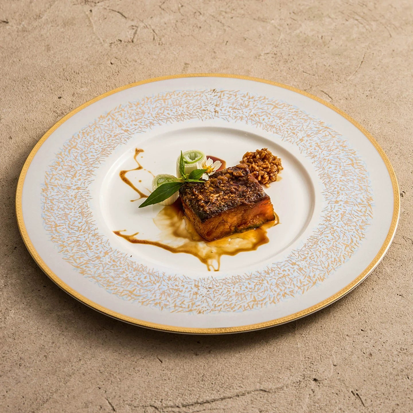 Sky-Blue Wide-Rim Hand-Painted Porcelain Plate – Luxury Gold-Edged Dinnerware-1